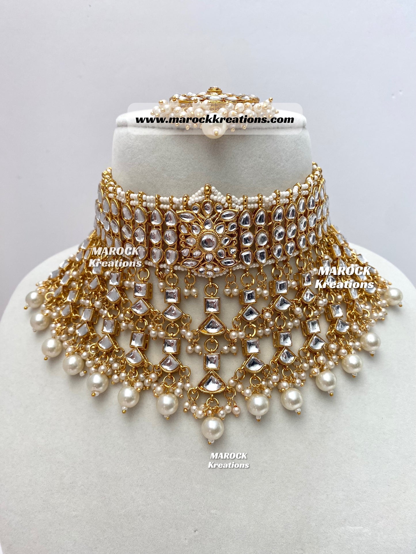 Kundan Choker set comes with Earrings and tikka