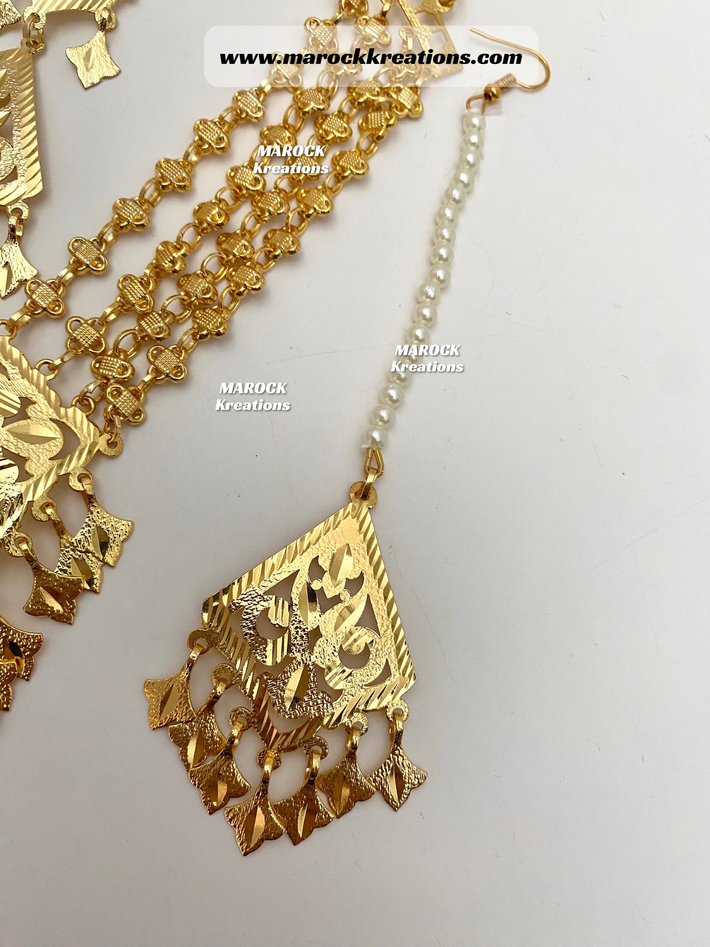 Amanat Gold plated trendy traditional necklace set comes with Passa