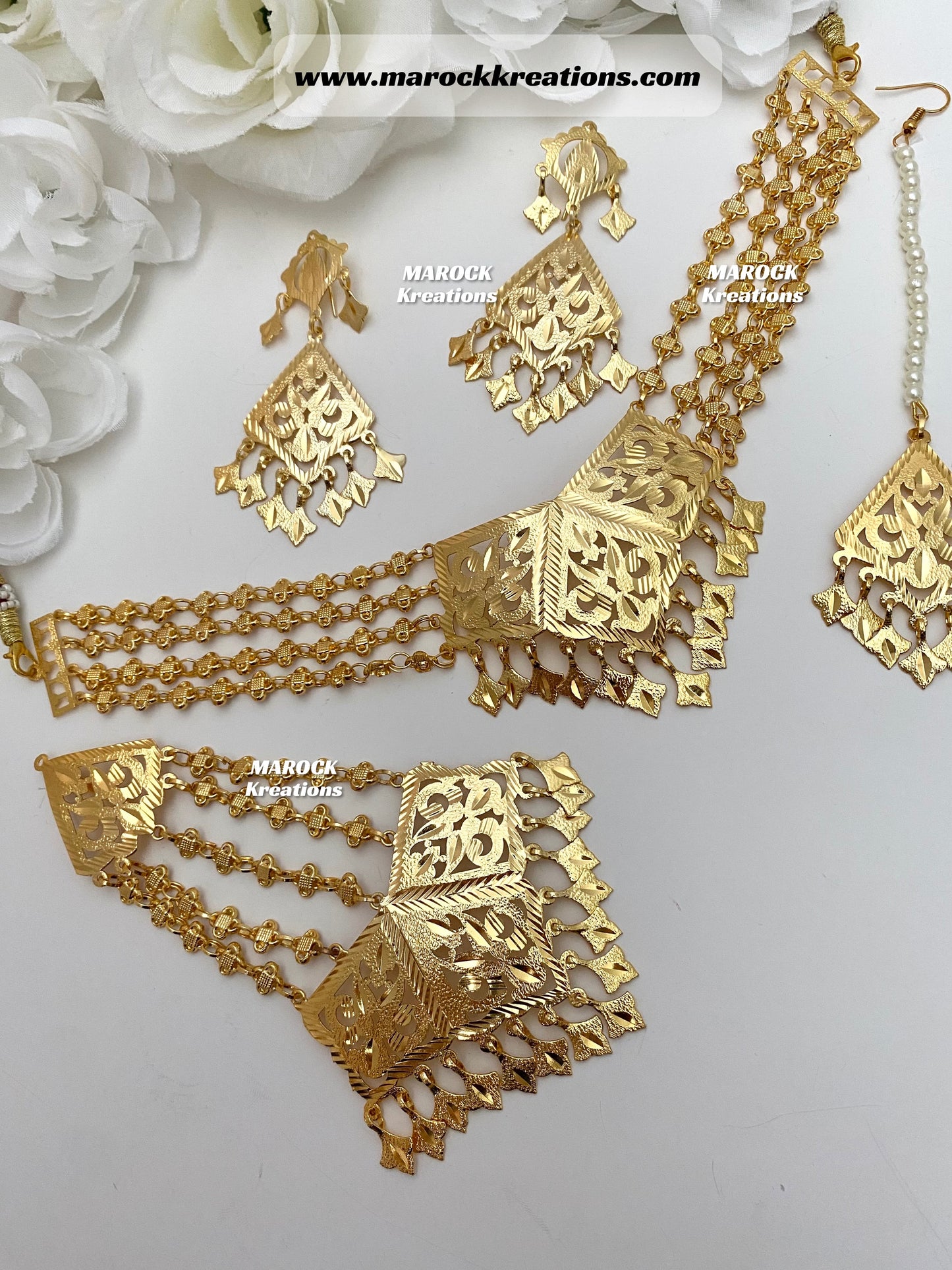 Amanat Gold plated trendy traditional necklace set comes with Passa