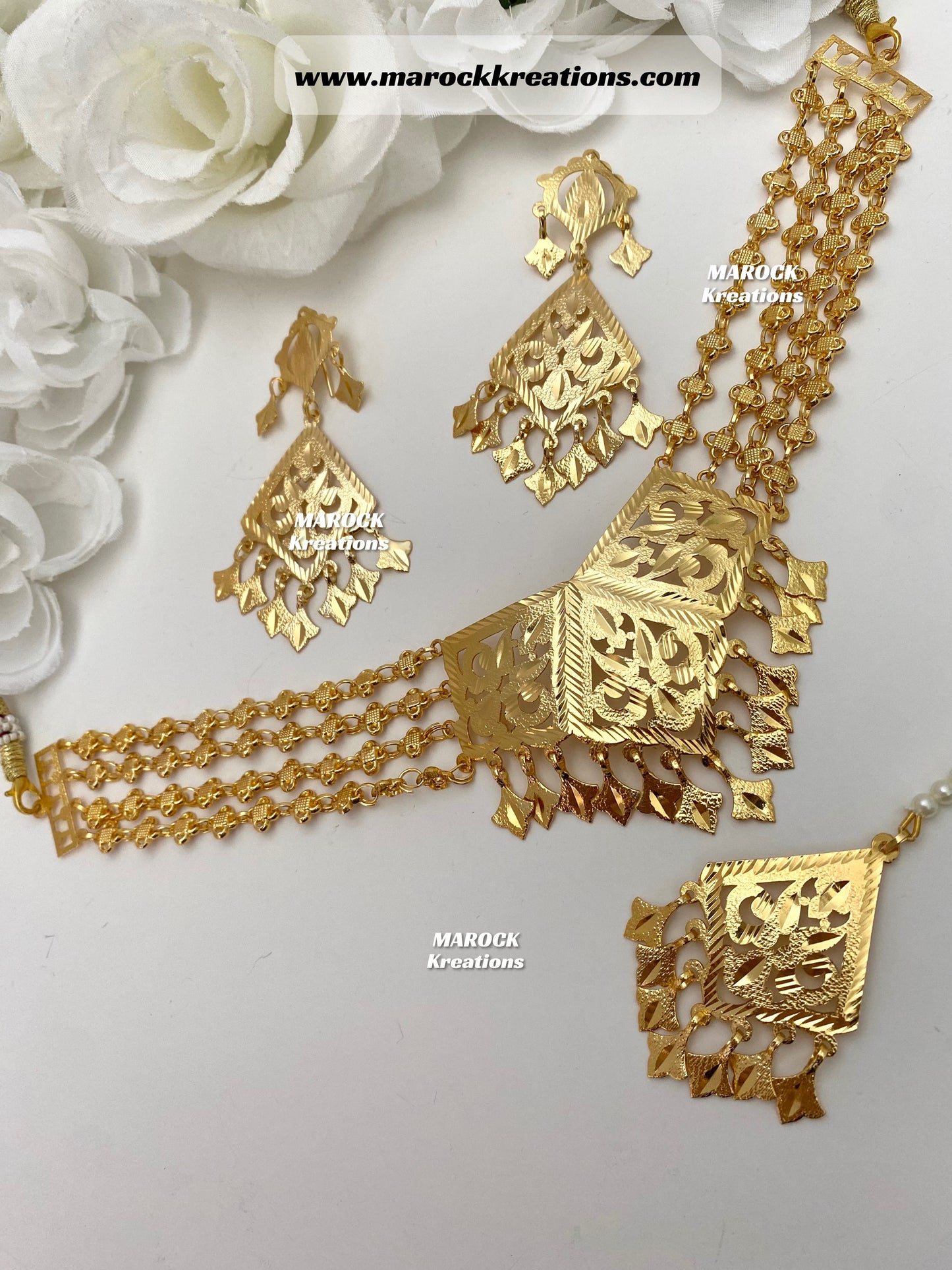 Amanat Gold plated trendy traditional necklace set comes with Passa